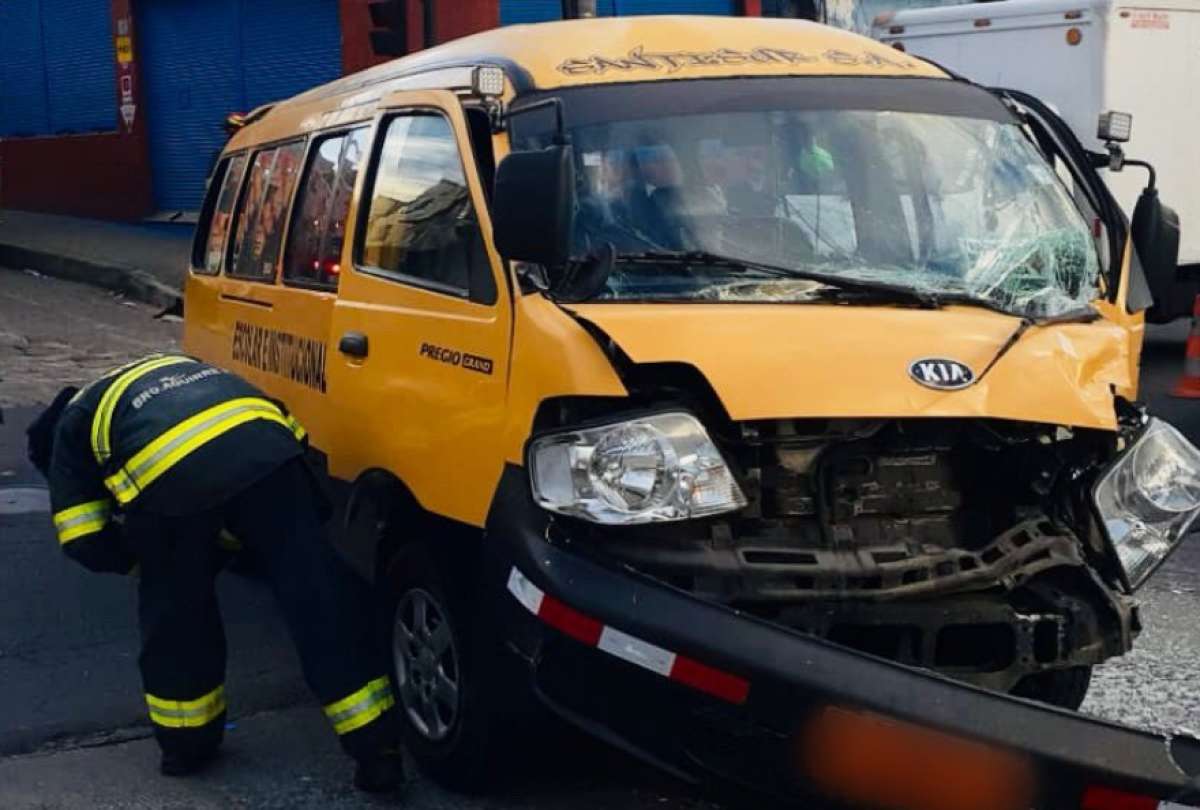 Siniestro de tr&aacute;nsito deja a 13 menores de edad y un adulto afectados