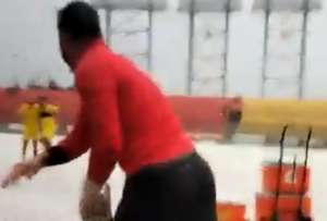 Los jugadores de Aucas se divirtieron con el granizo que cay&oacute; sobre el estadio Gonzalo Pozo