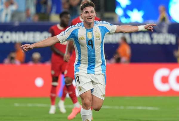 Juli&aacute;n &Aacute;lvarez festeja el primer gol de la albiceleste en el Metlife Stadium.