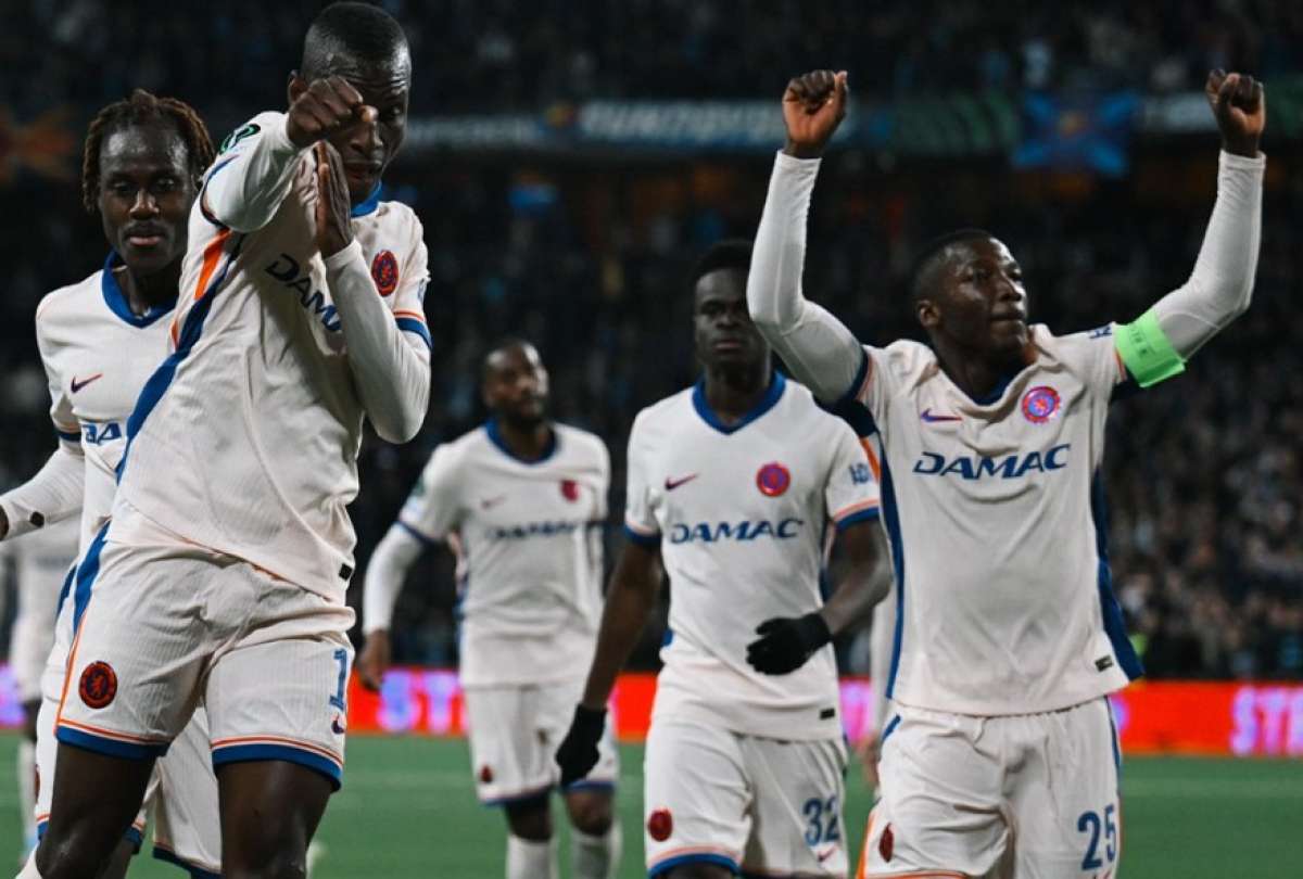 Moisés Caicedo recibió una patada cuando el partido estaba por terminar 