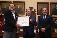 Santiago Guarderas (izq.) recibió el reconocimiento de las manos de José Ruales, ministro de Salud.