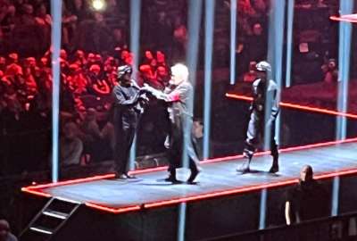 Roger Waters caus&oacute; pol&eacute;mica por su vestimenta en un concierto en Alemania