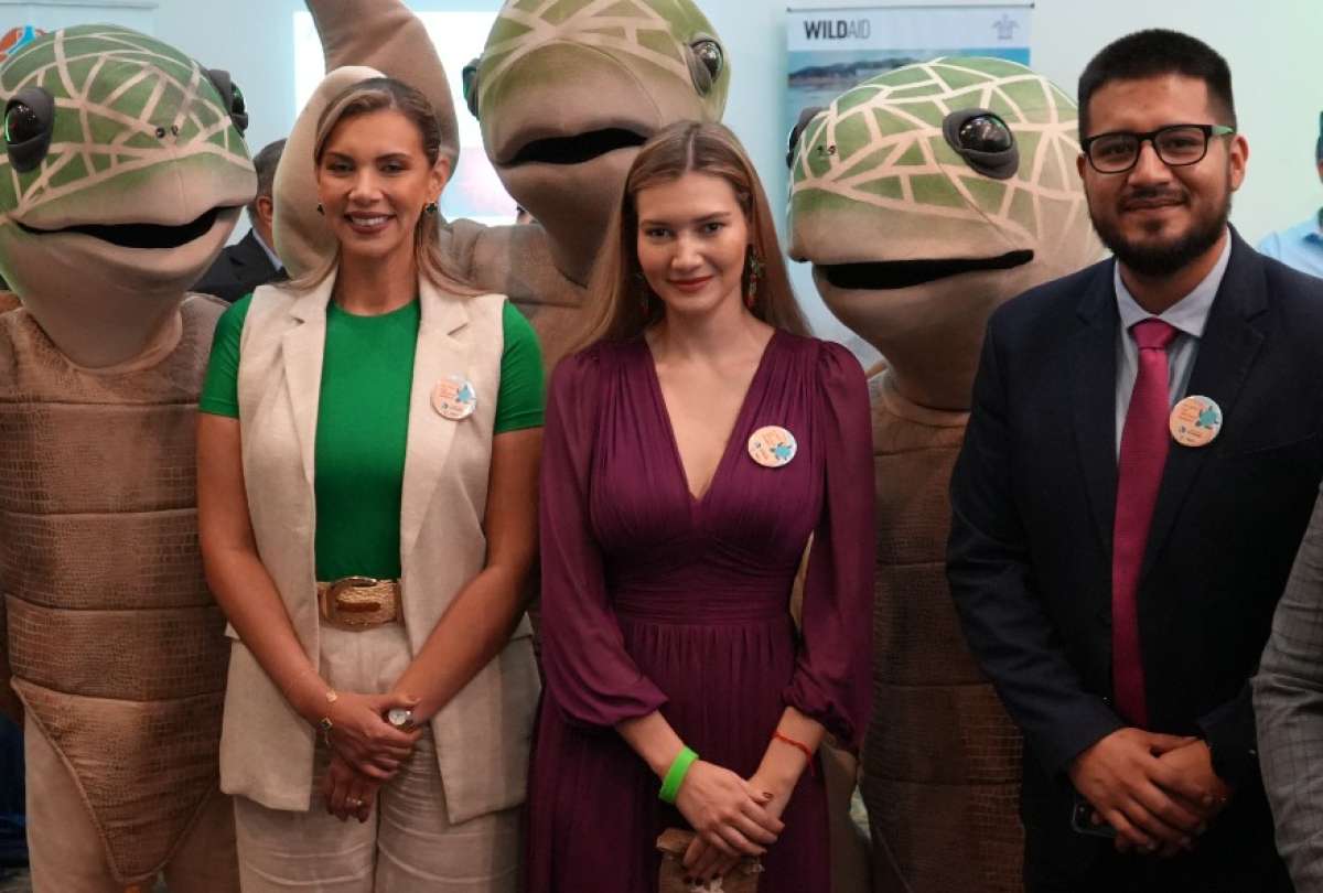 La ministra Sade Fritschi (centro) representó a Ecuador en la Convención Interamericana de Tortugas Marinas.