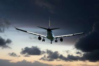 Polic&iacute;a encontr&oacute; un cad&aacute;ver en el tren de aterrizaje de un avi&oacute;n que lleg&oacute; a Londres