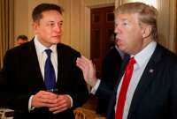 Trump promete comprar un Tesla para apoyar a Elon Musk en medio de protestas y ca&iacute;da de acciones.