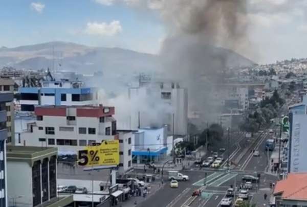 Un incendio se registr&oacute; en las instalaciones de CNT, en el norte de Quito.