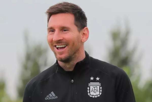 Bernd Schuster considera que Messi no deber&iacute;a volver al Barcelona