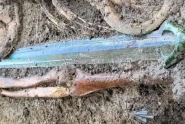 Dinamarca: hallan espada de la Edad del Bronce en un pantano