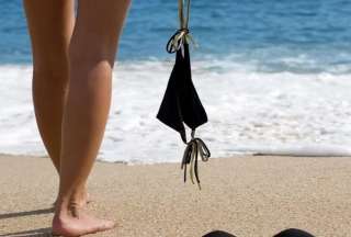 Turistas con trajes de ba&ntilde;o incomodan a nudistas en Espa&ntilde;a