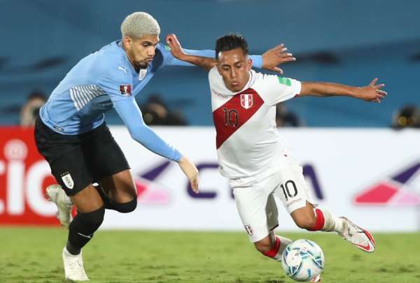 Publican audios del VAR en la pol&eacute;mica jugada de Per&uacute; ante Uruguay