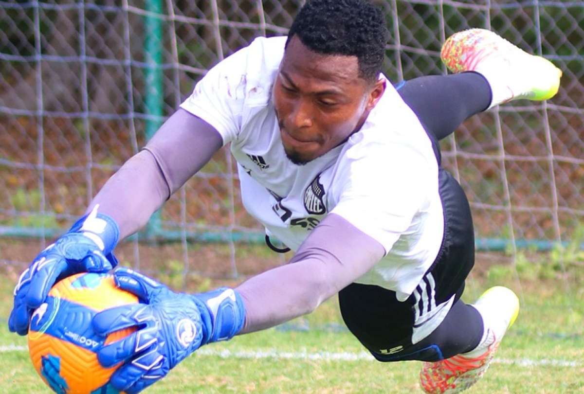 Presidente de Emelec confirm&oacute; que Pedro Ort&iacute;z continuar&aacute; en el club