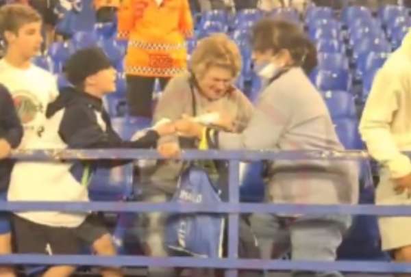 Una mujer le arranch&oacute; la camiseta que un jugador le hab&iacute;a regalado a un ni&ntilde;o en Argentina.