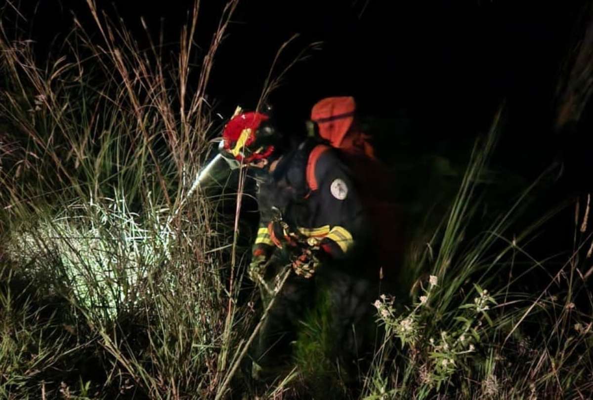  Los efectivos recibieron la alerta de los moradores que un hombre cayó a una quebrada en Conocoto. 