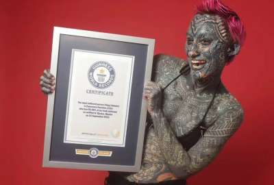 Con el 99,98% de su cuerpo cubierto de tinta y 89 modificaciones, una veterana del ej&eacute;rcito estadounidense logr&oacute; un reconocimiento oficial de Guinness World Records.