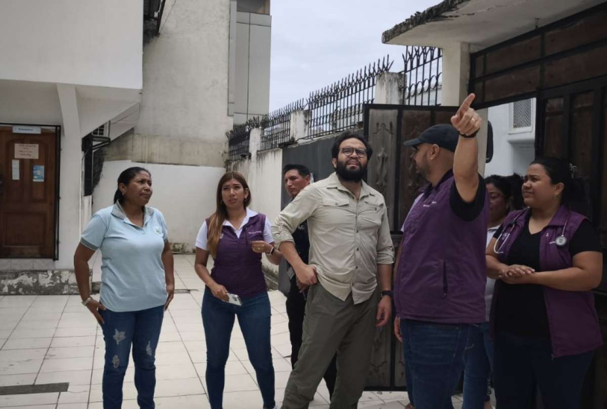 El ministro de Salud supervisó en Esmeraldas el estado de las unidades médicas tras el temblor de este viernes.