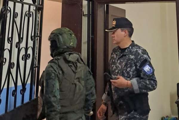 En el operativo se encontraron armas en las oficinas del SNAI en la Penitenciar&iacute;a del Litoral.