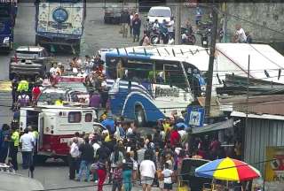 Un bus y un cami&oacute;n se impactaron contra una vivienda en la v&iacute;a Al&oacute;ag-Santo Domingo
