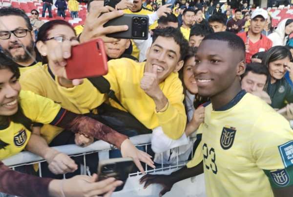 Mois&eacute;s Caicedo agradeci&oacute; a los hinchas que asistieron al estadio Rodrigo Paz Delgado. 