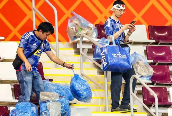 Los hinchas japoneses limpiaron la zona de grader&iacute;os en donde estaban ubicados. 