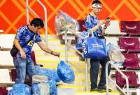 Los hinchas japoneses limpiaron la zona de graderíos en donde estaban ubicados.