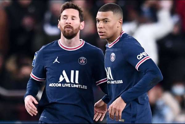Lionel Messi junto a Kylian Mbapp&eacute;, en un partido del Par&iacute;s Saint Germain.