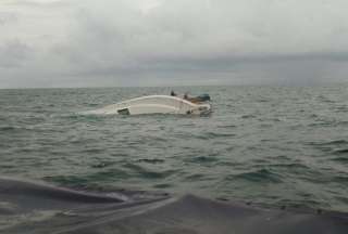 Rescatan a 13 personas tras naufragio en las costas de Manta