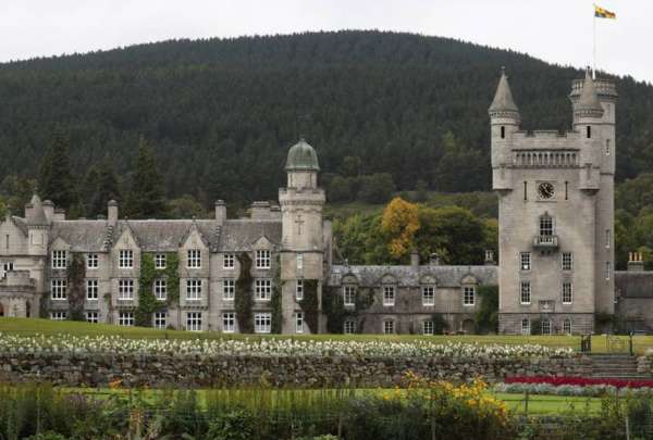 Familiares cercanos de la reina Isabel se re&uacute;nen en el castillo de Balmoral