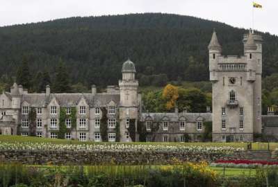 Familiares cercanos de la reina Isabel se re&uacute;nen en el castillo de Balmoral