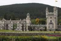 Familiares cercanos de la reina Isabel se reúnen en el castillo de Balmoral
