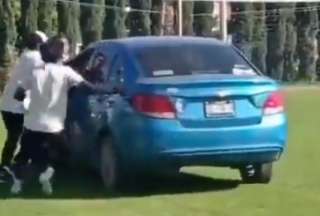 Conductor ebrio entr&oacute; a una cancha de f&uacute;tbol en M&eacute;xico