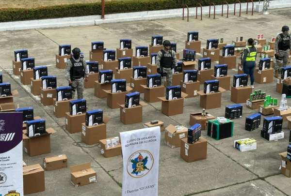 La Senae decomis&oacute; en la v&iacute;a Perimetral de Guayaquil celulares, art&iacute;culos tecnol&oacute;gicos y medicinas de contrabando.