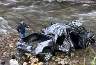 Veh&iacute;culo se precipit&oacute; hacia el r&iacute;o Tomebamba