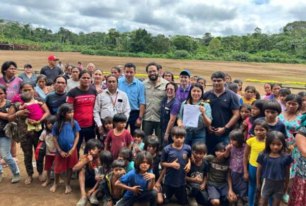 El ministro &Eacute;dgar Lama (centro) durante una visita el pasado 3 de mayo a la comunidad de Taisha. 