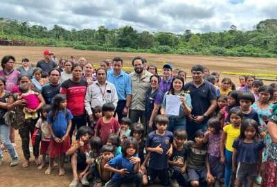 El ministro &Eacute;dgar Lama (centro) durante una visita el pasado 3 de mayo a la comunidad de Taisha. 