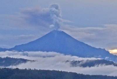 Volc&aacute;n Sangay eman&oacute; una nube de ceniza que alcanz&oacute; los dos kil&oacute;metros de altura