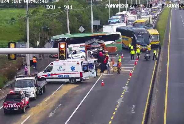Dos veh&iacute;culos pesados colisionaron en la Panamericana Norte, a las afueras de Machachi. 