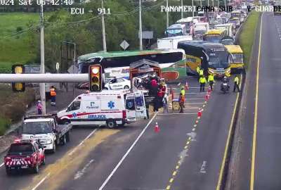 Dos veh&iacute;culos pesados colisionaron en la Panamericana Norte, a las afueras de Machachi. 