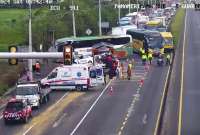 Dos veh&iacute;culos pesados colisionaron en la Panamericana Norte, a las afueras de Machachi. 