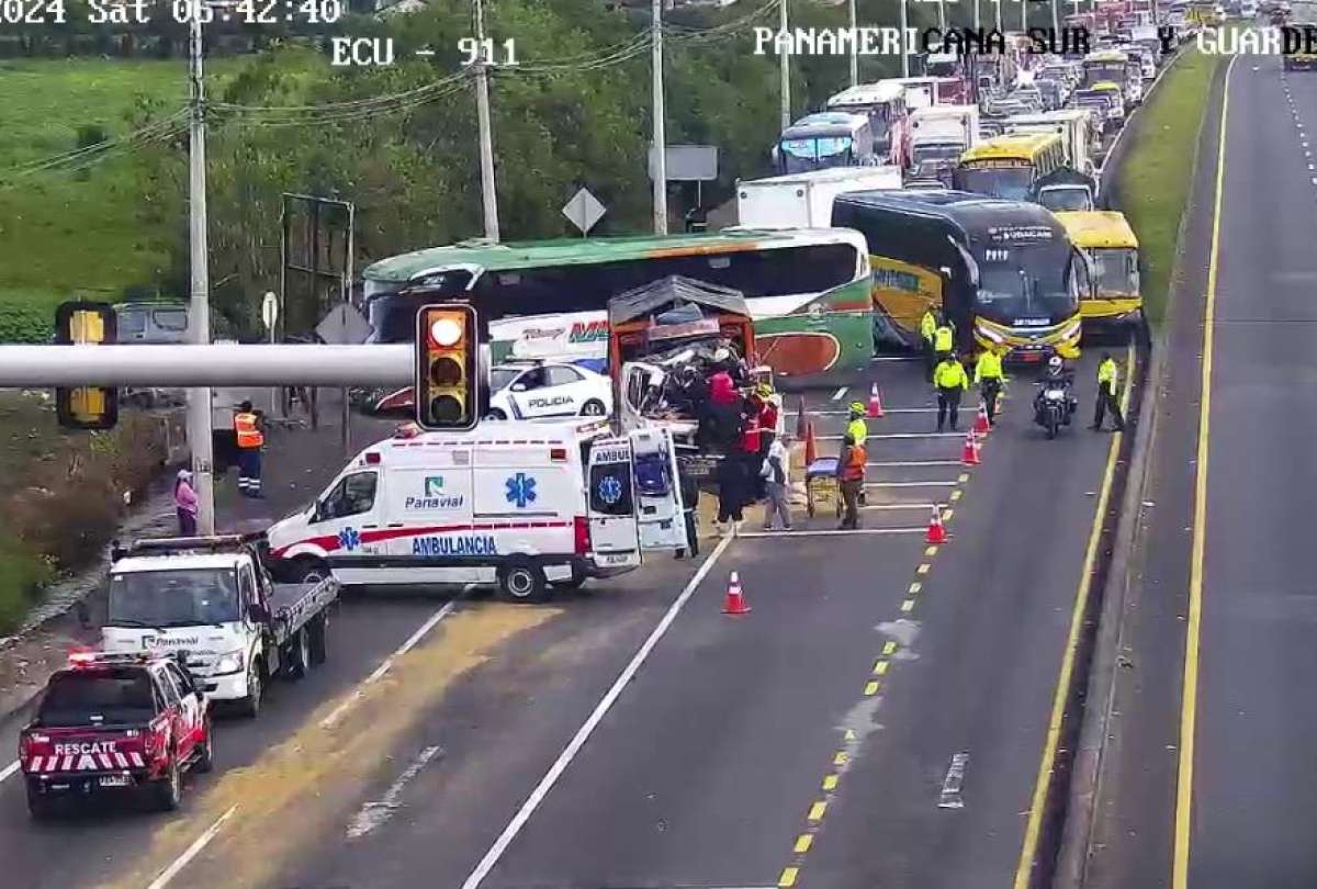 Dos vehículos pesados colisionaron en la Panamericana Norte, a las afueras de Machachi. 