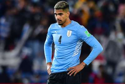 El defensor uruguayo ser&aacute; intervenido en su muslo derecho. 