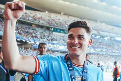 A sus 23 a&ntilde;os, el delantero se convirti&oacute; en el primer futbolista argentino en levantar los trofeos de la Copa Libertadores, del Mundial de la FIFA y de la Champions League.