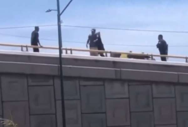 El hombre que intentaba salvar al otro termin&oacute; explicando a la polic&iacute;a que &eacute;l solo quer&iacute;a colaborar.