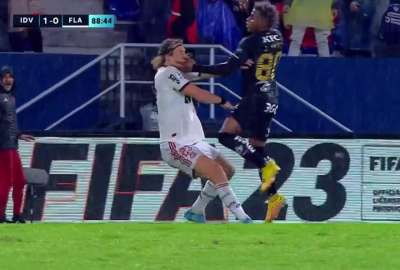 La pol&eacute;mica expulsi&oacute;n de Joao Ortiz en la final de la Recopa Sudamericana