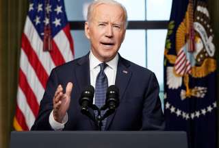 Joe Biden amenaza con impuestos a las petroleras por precios de la gasolina