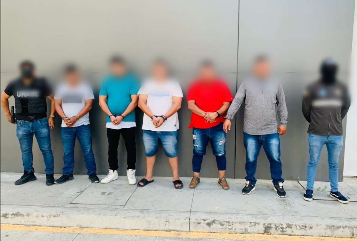 Detienen a cinco presuntos extorsionadores en Manta