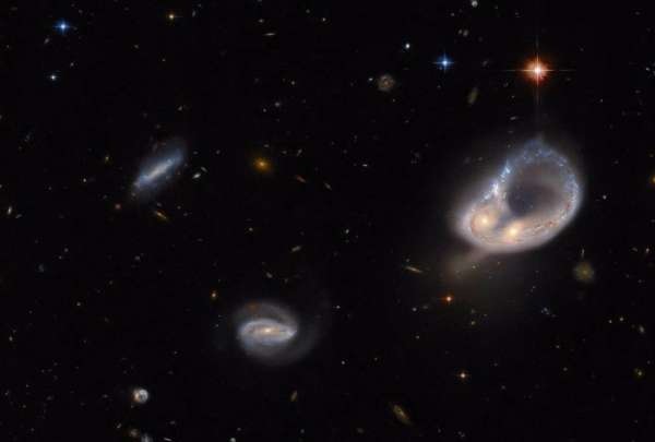 Hubble caza una galaxia inusual a 670 millones de a&ntilde;os luz