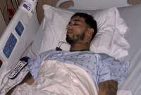 Una foto de Anuel AA en una camilla de hospital.