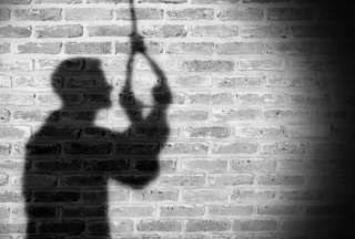 Adolescente se quita la vida tras prohibirle escuchar corridos de Peso Pluma