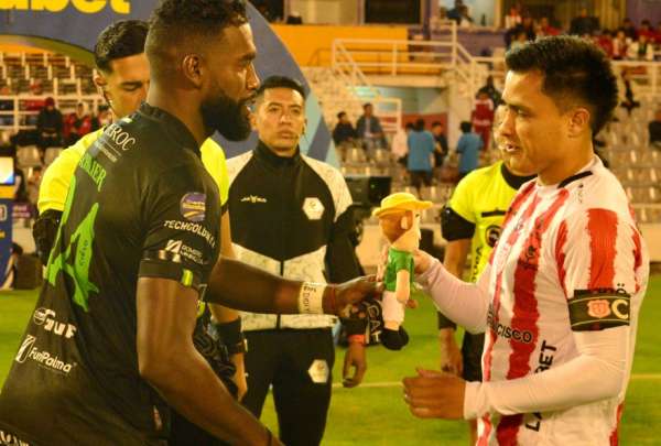 Gabriel Achilier entreg&oacute; el Bananerito de peluche