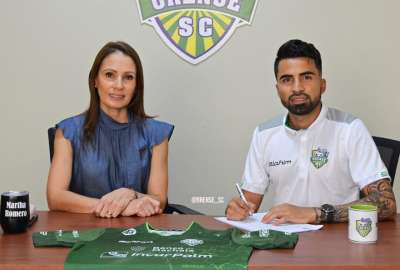 Adolfo Mu&ntilde;oz (der.) fue presentado como nuevo fichaje del Orense para la temporada 2023. 